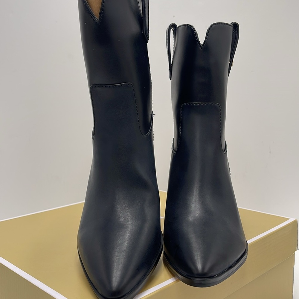 MICHAEL KORS WAVERLY HEELED BOOTIE FAUX LEATHER
49F4WVME5L
198102183704
BLACK - Picture 7 of 16
